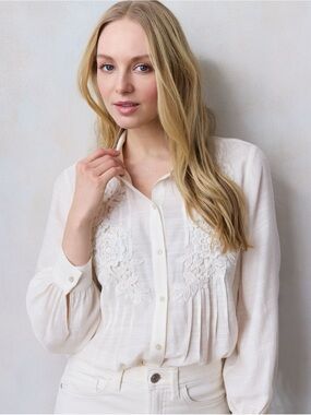 Lauren Conrad Women's Cream Embroidered Button-Down Blouse. Size Medium 🤳☀️🌞